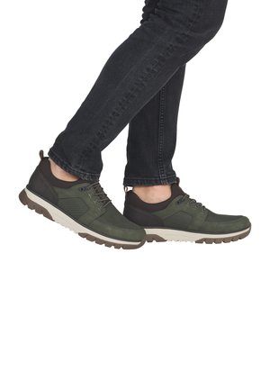 Grüne und schwarze Sportschuhe aus strukturiertem Stoff, mit synthetischen Überzügen, leichtem Sohlen und kontrastierenden braunen Akzenten und Schnürsenkeln.