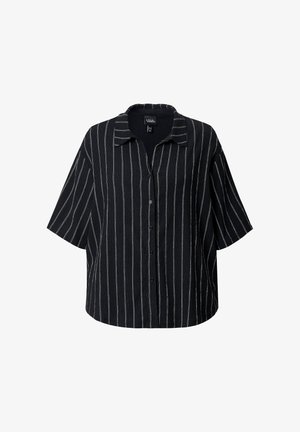 Czarna koszula na guziki z białymi pionowymi paskami, krótki rękaw i kołnierz. Wykonana z teksturowanej tkaniny, o luźnym, oversize'owym kroju.