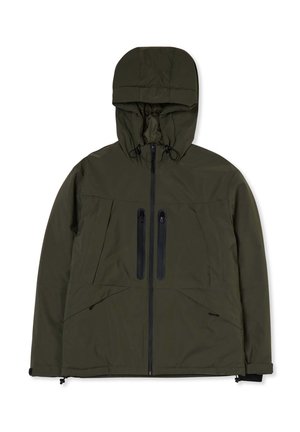 Giacca impermeabile verde oliva con cappuccio, zip frontale, due tasche sul petto con zip verticali e tasche laterali inclinate, dotata di polsini regolabili.