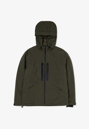 Giacca impermeabile verde oliva con cappuccio, zip frontale, due tasche sul petto con zip verticali e tasche laterali inclinate, dotata di polsini regolabili.