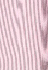 Tejido de algodón con franjas verticales alternas en rojo y blanco, mostrando una textura suave y un patrón consistente en toda su superficie.