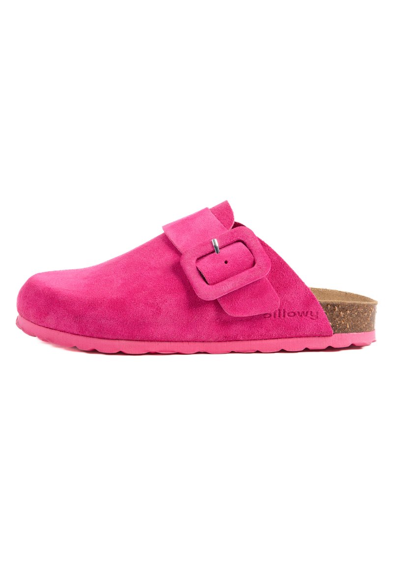 Sabots en cuir suédé rose avec une semelle en liège, présentant une large sangle et un croisement rectangulaire. Texture lisse et design à bout arrondi.
