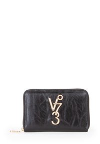Cartera de cuero negro con acabado texturizado, que presenta un detalle de logotipo dorado V73. Cierre con cremallera y forma rectangular.