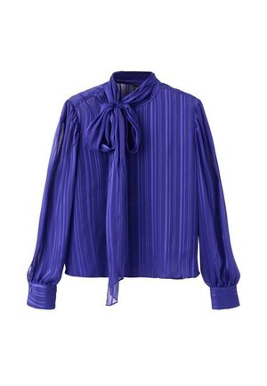 Blouse violette transparente à rayures verticales, détail de lien au col, manches longues bouffantes et poignets boutonnés. Texture lisse et coupe ample.