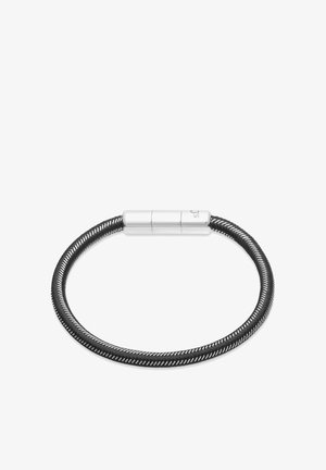 Schwarzes geflochtenes Armband mit silbernem Magnetverschluss. Das Design ist rund mit einer strukturierten Oberfläche und dezenten weißen Akzenten.