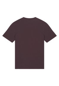 Donker kastanjebruine korte mouw t-shirt van zacht materiaal. Heeft een ronde halslijn en een eenvoudig ontwerp zonder zichtbare patronen of accenten.