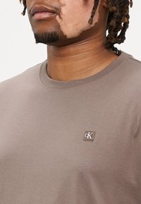 Calvin Klein Jeans Plus PLUS EMBRO BADGE TEE - Lihtne T-särk - beige