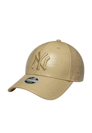 Casquette de baseball beige texturée avec le logo des New York Yankees embossé sur le devant et une visière incurvée avec autocollant.
