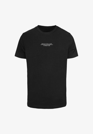 Zwarte katoenen T-shirt met korte mouwen, ronde hals, met witte tekst "BUILT TO LAST" boven "FOREVER" op de voorkant. Eenvoudig design.