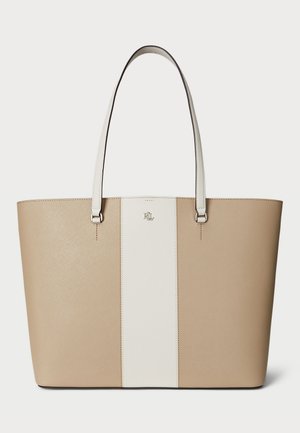 Beige tas met een witte verticale streep. Gemaakt van een textuurstof, met lange handvatten en hardware in zilverkleur. Logo gecentreerd op de streep.