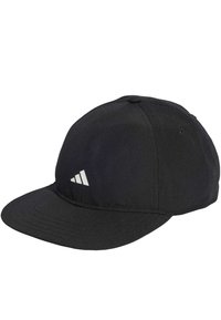 Gorra negra con un diseño estructurado, visera curva, tejido texturizado y un logotipo de tres rayas blancas en la parte frontal.