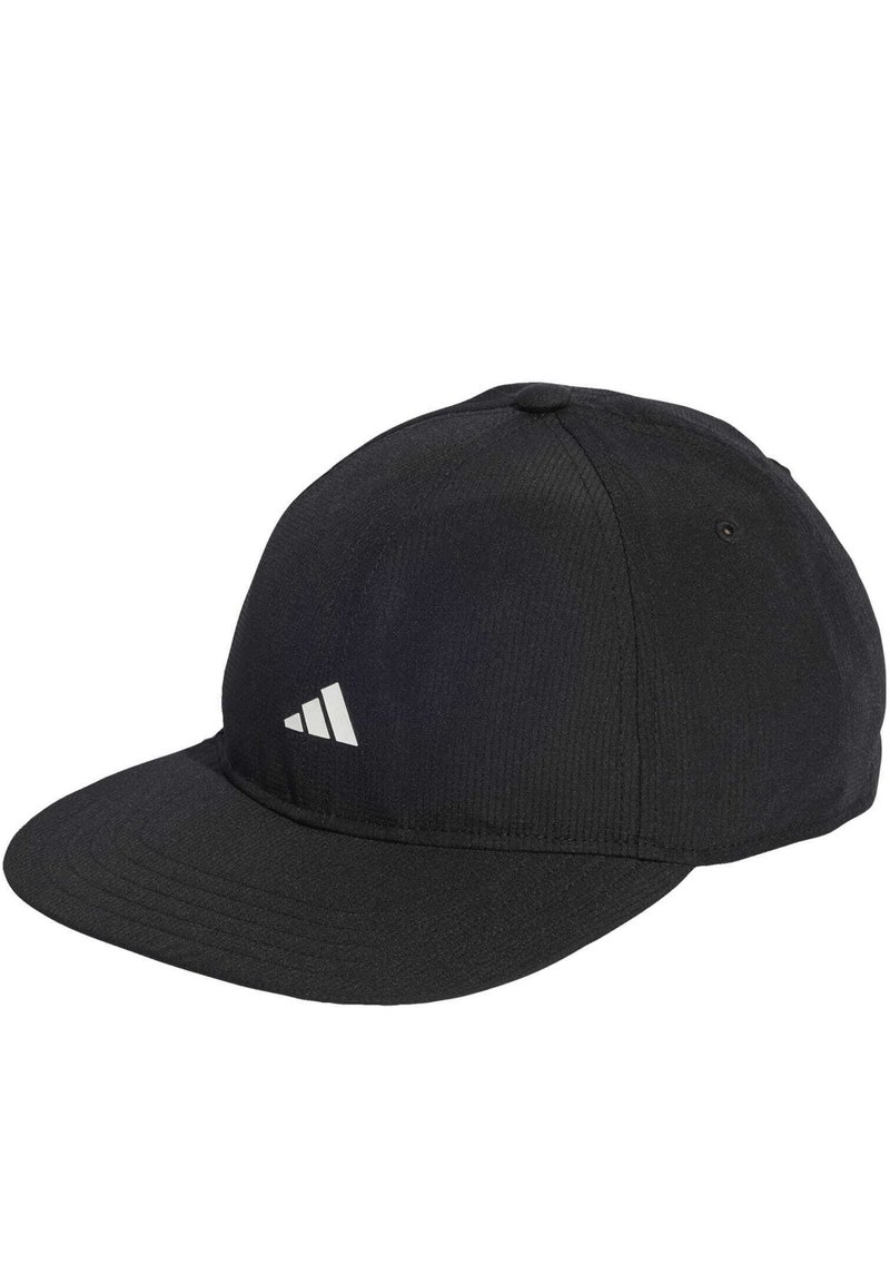 Gorra negra con un diseño estructurado, visera curva, tejido texturizado y un logotipo de tres rayas blancas en la parte frontal.