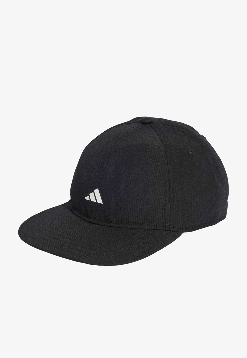 Gorra negra con un diseño estructurado, visera curva, tejido texturizado y un logotipo de tres rayas blancas en la parte frontal.