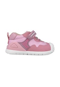 Scarpe per bambini rosa con una combinazione di materiali lisci e testurizzati. Presentano un cinturino in velcro e una suola in gomma bianca per una buona aderenza.