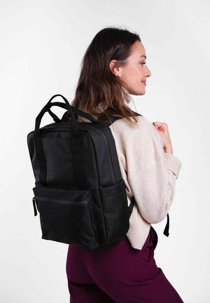 Černý batoh s hladkým povrchem, dvojitými popruhy, přední kapsou na zip a strukturovaným designem. Lehký s kontrastními texturovými akcenty.