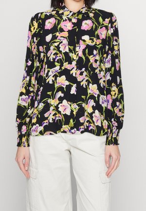 Blusa nera con un motivo floreale che presenta fiori rosa, bianchi e gialli. Maniche lunghe con polsini arricciati e chiusura frontale con bottoni.
