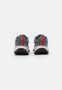Nike Performance JUNIPER 2 GTX - Bėgimo bateliai, skirti nelygiam paviršiui - light carbon/light orewood brown/dark stucco/cosmic clay/black