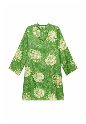 Vestito verde a maniche lunghe con motivi floreali e foglie bianchi e dorati, con scollo rotondo e piccolo dettaglio a goccia frontale.