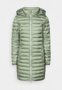 Grøn, quiltet lang jakke lavet af skinnende, let material. Har en lynlås foran, hætte og to sidelommer med lynlås.