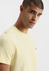 Lacoste T-shirt básica - napolitan yellow