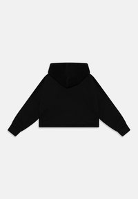 Sudadera corta negra con capucha ajustable, mangas largas y puños acanalados. Textura suave y diseño minimalista.