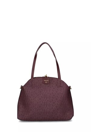 Borsa bordeaux con un motivo testurizzato che presenta un marchio ripetuto. Forma arrotondata, doppi manici superiori e finiture in acciaio dorato.