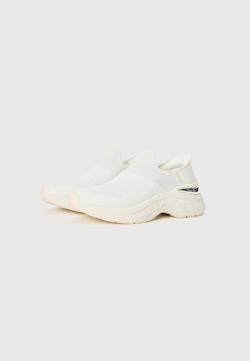 Białe sneakersy wsuwane z teksturowanym górnym materiałem z dzianiny, gumową podeszwą i subtelnymi srebrnymi akcentami na pięcie. Okrągły czubek i wyściełany design.