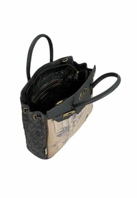 Schwarz-beige Handtasche aus synthetischem Material mit einer strukturierten schwarzen Seite, goldenen Akzenten und einem illustrierten beigen Vorderpanel.