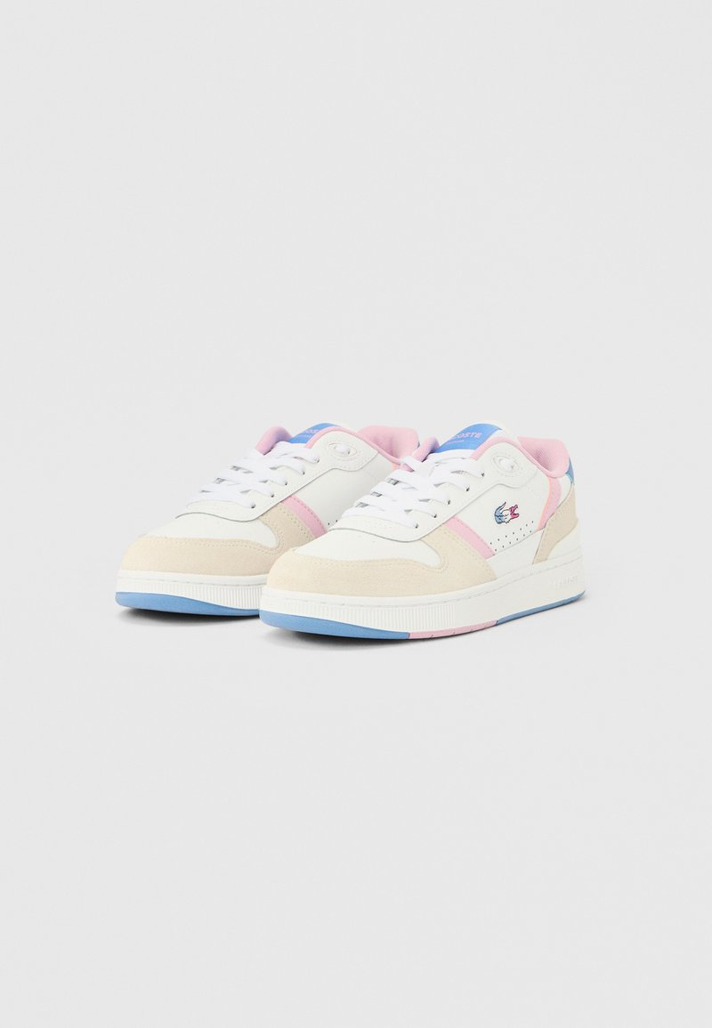 Witte en crème sneakers met roze en blauwe accenten. Voorzien van suède en glad leer, vetersluiting en rubberen zool.