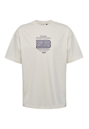 T-shirt z krótkim rękawem, okrągłym dekoltem w kolorze ecru, wykonany z bawełny. Na przodzie znajduje się graficzny nadruk w ciemnoniebieskim kolorze z tekstem i cyframi.