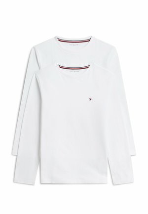 Zwei schlichte weiße Langarmshirts mit Rundhalsausschnitt, mit kleinem Tommy Hilfiger Flaggenlogo auf der Brust und gestreiftem Kragen-Detail.