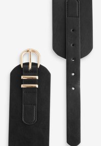 Ceinture en cuir noir avec une boucle dorée, au toucher lisse et dotée de plusieurs trous pour un ajustement de taille, avec des extrémités arrondies.