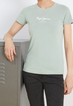Lichtgroen aansluitend t-shirt van zachte stof, met een wit "Pepe Jeans London" logo aan de voorkant. Korte mouwen en een ronde halslijn.