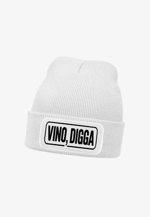 Weißer gestrickter Beanie mit einer gerippten Textur. Verfügt über ein rechteckiges Patch auf der Vorderseite mit dem Schriftzug "VINO, DIGGA" in Schwarz.