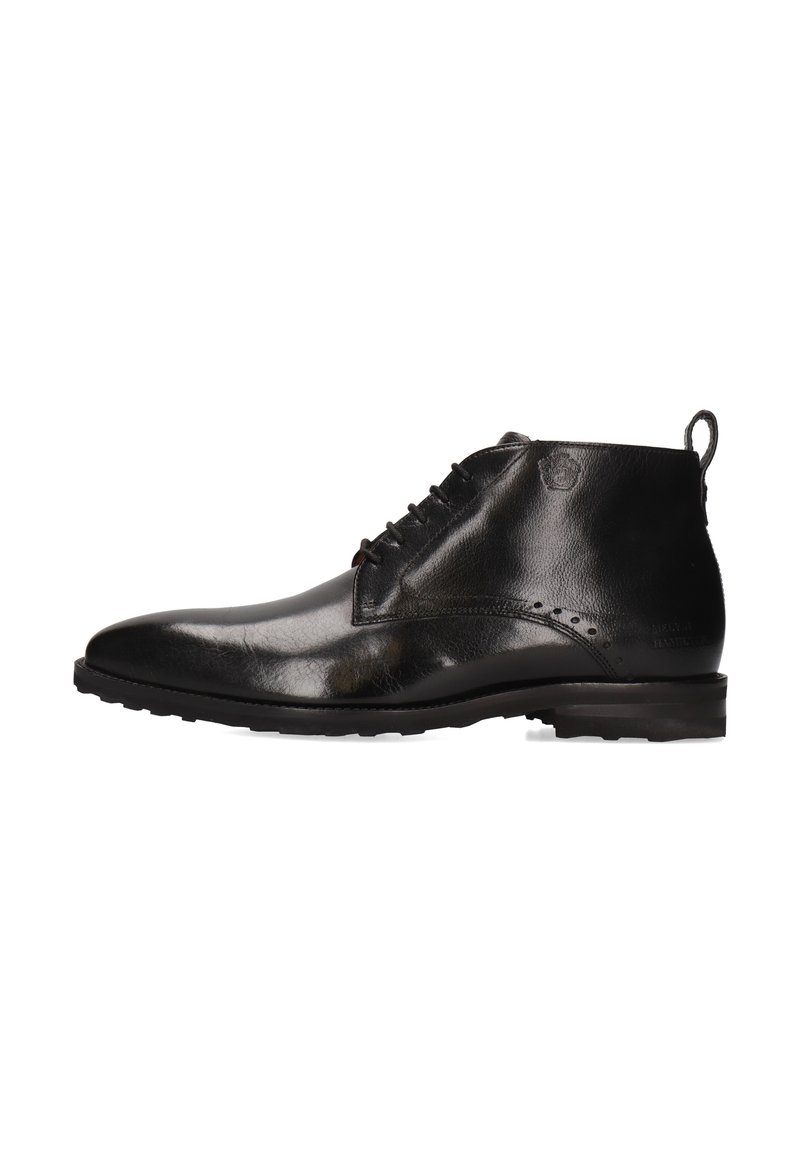 Botas de tobillo de cuero negro con un acabado suave, puntera redondeada, perforaciones sutiles, diseño de cordones y una pestaña en la parte trasera.