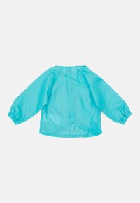 Turkis, gjennomsiktig bluse med lange, elastiske ermer; avrundet hem; har et nøkkelhull bak med en liten knappelukking.