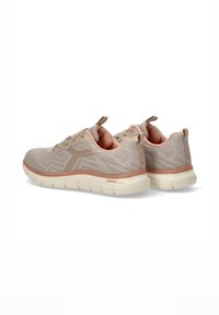 Zapatillas ligeras con una parte superior de malla beige, acentos rosas y una suela flexible, que presenta un patrón en zigzag y tiradores en el talón.