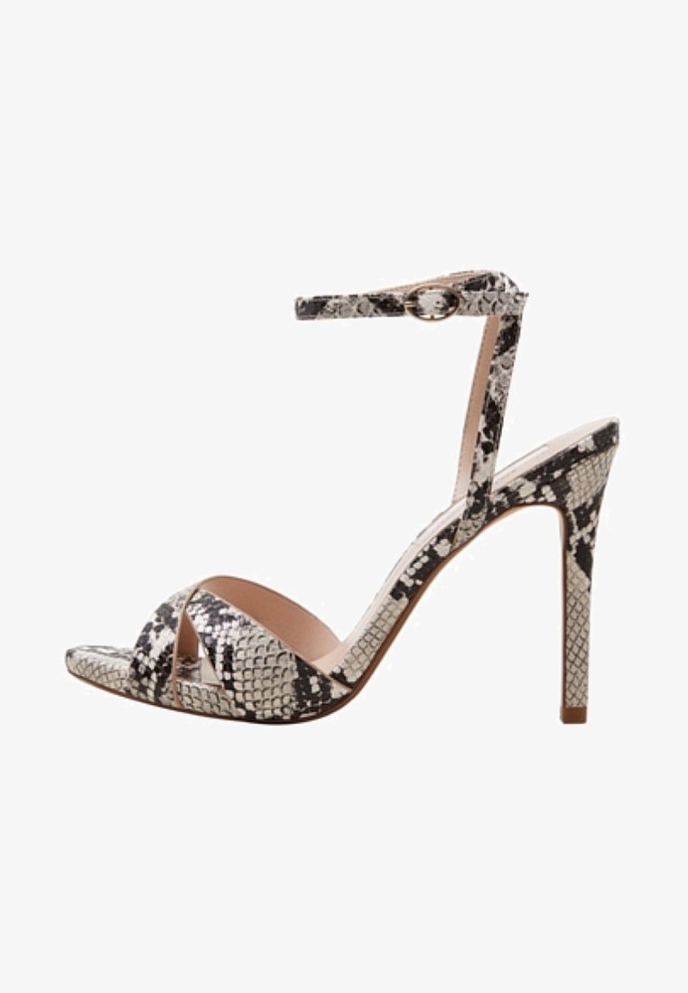 Sandale à talon haut avec motif peau de serpent noir et beige, bride de cheville avec boucle, bout ouvert et talon aigu.