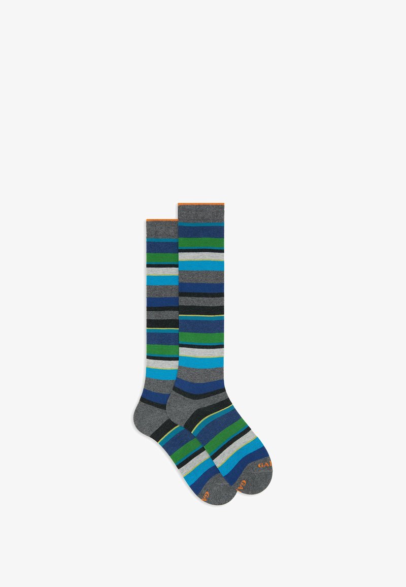 Un paio di calze lunghe con strisce orizzontali in tonalità di blu, verde, grigio, nero e un piccolo dettaglio arancione sulla punta.
