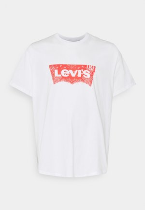 Weißes kurzärmeliges T-Shirt mit einem roten Levi's-Logo im Paisley-Muster, mittig auf der Brust auf hellem Hintergrund.