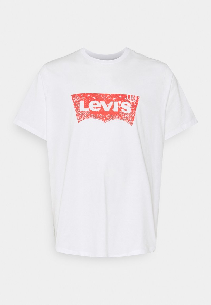 T-shirt blanc à manches courtes avec un logo Levi's rouge au motif paisley centré sur la poitrine sur un fond clair.