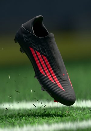 Futbolo bateliai dirbtinei dangai - core black/lucid red/core black