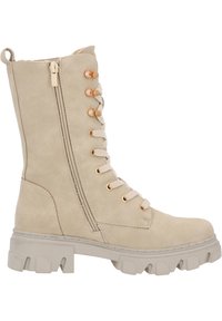 Bota de tobillo de ante sintético beige con cremallera lateral, parte delantera con cordones, herrajes en tono dorado, suela gruesa y detalles texturizados.