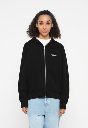 Schwarze Zip-Hoodie aus geripptem Stoff mit einer Fronttasche und weißem gesticktem Logo. Hat eine Kapuze und einen lässigen Schnitt mit langen Ärmeln.