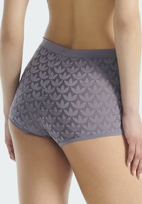 Fialové boxerky s listovým vzorem a elastickým pasem, hladké na dotek a s těsným střihem.