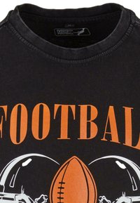 Sort bomulds T-shirt med stor orange "FOOTBALL" tekst og grafik af en fodbold og to hjelme i hvid. Crew neck design.