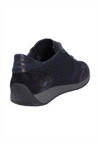 Dunkelblauer Sportschuh mit gestricktem Textil- und Wildlederoberteil, grauer Sohle und gepolstertem Fersenbereich, aus der Rück- und Seitenansicht.