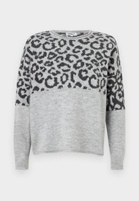 Pull en tricot gris clair avec imprimé léopard gris foncé sur le haut de la poitrine, les épaules et le haut des manches, col rond et manches longues.