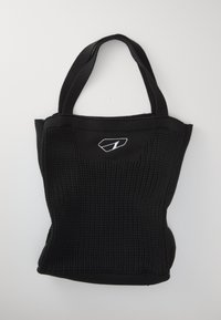 Geantă de umăr țesută, de culoare neagră, cu mânere solide, având un design texturat și un accent cu logo alb pe față. Formă compactă și structurată.