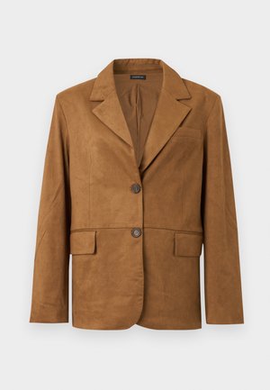 Blazer en daim marron avec revers crantés, fermeture à deux boutons, poche poitrine et deux poches à rabat à l'avant.